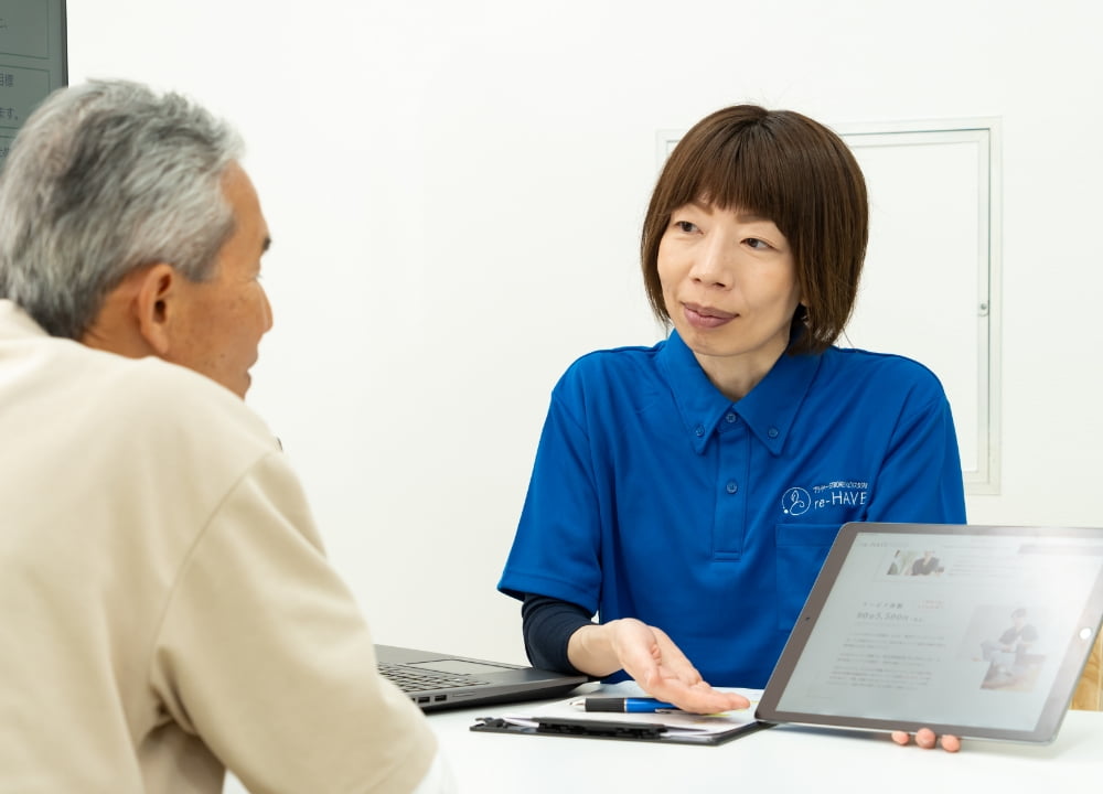 ご利用者様とスタッフが話している様子