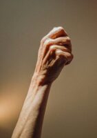 脳卒中後の痙縮パターン解説②｜上肢 (腕・手指) にみられる典型的な屈曲パターンとは？