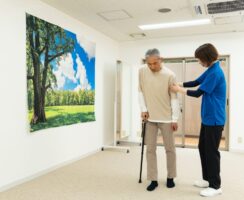 当施設が脳卒中後の歩行・手の麻痺に専門的に向き合う理由|自費リハビリという選択