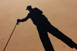 歩行時に体が左右どちらかに傾く…これって治る?|脳卒中後に多い原因とリハビリの考え方